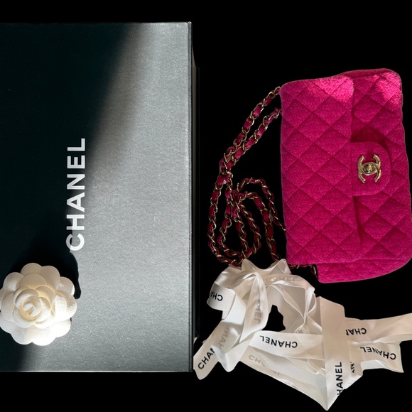 CHANEL Pre-Owned 2022 Mini Classic Tweed Double Flap Shoulder Bag — Full Set - Picture 10 of 11